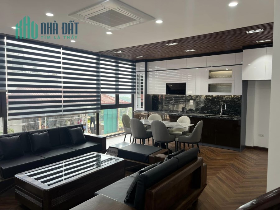 NHÀ GIA THUỴ - MẶT TIỀN KHỦNG - GARA 2 Ô TÔ - FULL NỘI THẤT - THANG MÁY XỊN SÒ.