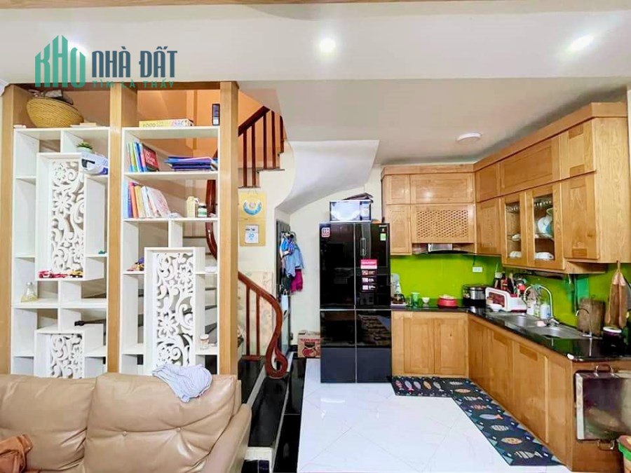 CẦN BÁN GẤP NHÀ 5 TẦNG - PHỐ HOÀNG MAI - ÔTÔ ĐẬU CỔNG - DT:4O,2M2 SỔ ĐỎ - 4 PHÒNG NGỦ - GIÁ : 3 x