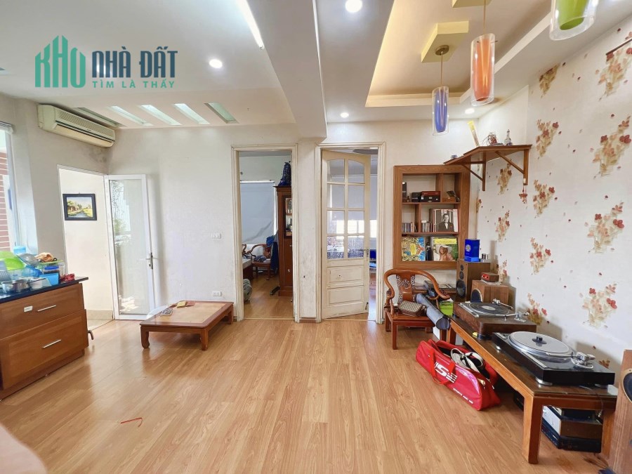 Bán căn hộ chung cư Dịch Vọng, Cầu Giấy 63m, 2 phòng ngủ, nhà đẹp ở luôn, giá 2 tỷ 730 triệu.