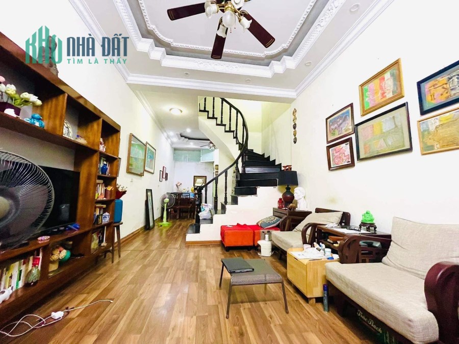 Ở ngay. Bán phố Nguyễn Hoàng: 48m2*4T. MT4,5m. Ngõ 3,5m. Trước nhà là sân lớn, thoáng. 5 tỷ