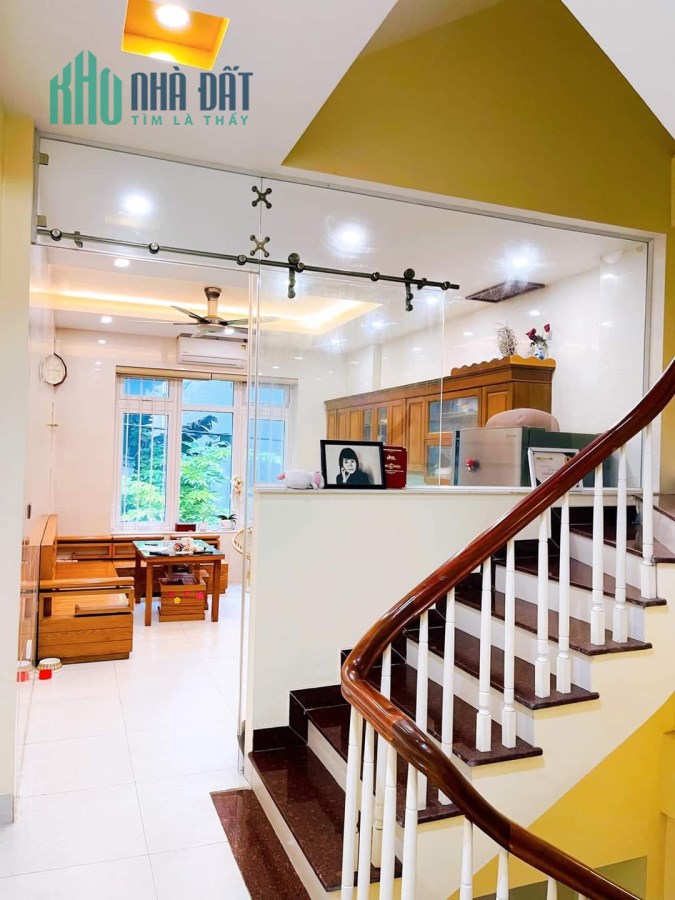 4 ngủ khép kín ở ngay. Bán phố Nguyễn Hoàng 50m2*5T. MT4m. 2 thoáng. Thiết kế tỉ mỉ. 4,9tỷ