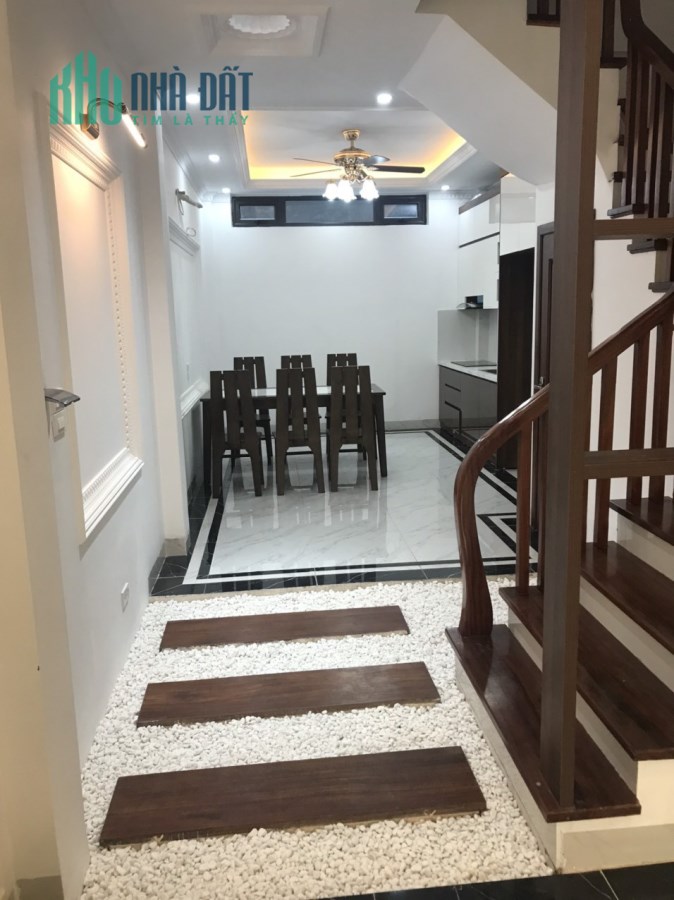 Bán nhà Phố Ngọc Lâm, Dt 45m, 5 Tầng, Mt5m, Giá hơn 4 tỷ.