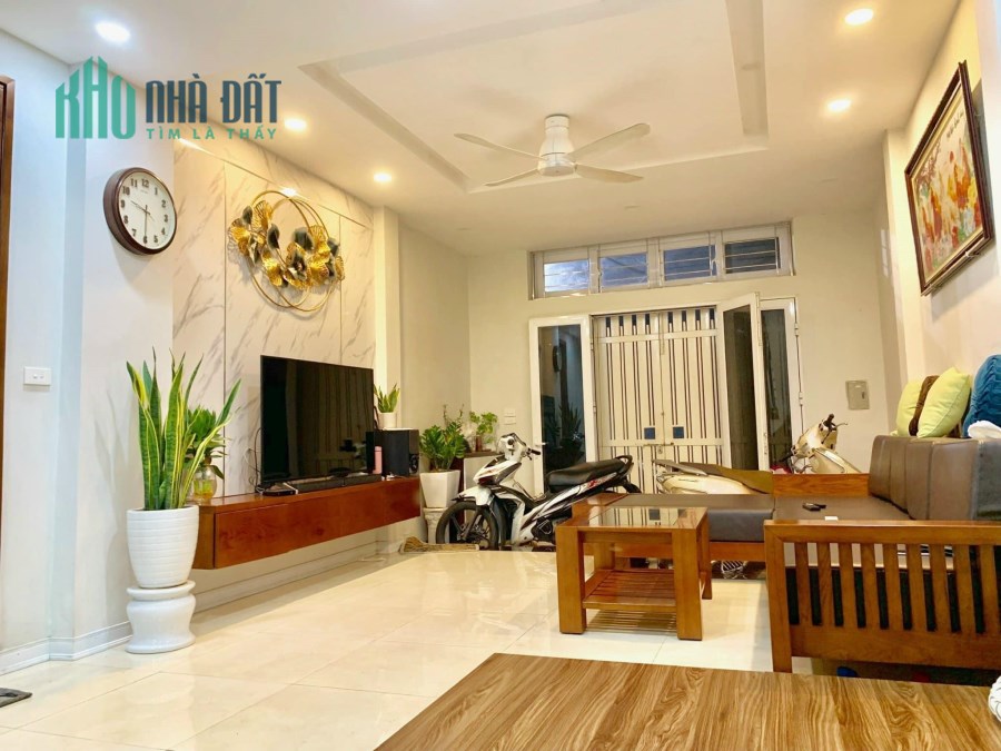 Ngõ 3m. Bán nhà Đồng Me 63,5m2*5T. MT4,4m. 2 thoáng. Nội Thất. Rất mới. Ở ngay. Nhích 6tỷ