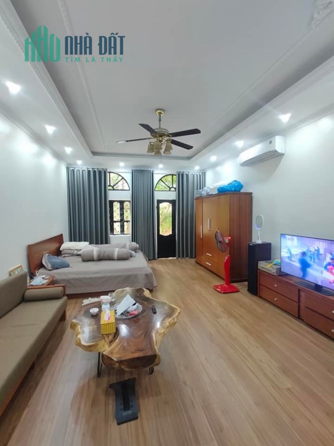 Chính chủ bán nhà p.vip Văn Cao. Nhỉnh 5tỷ 46m2x5T, sổ vuông, full nội thất, gần ô tô, 2 mặt thoáng