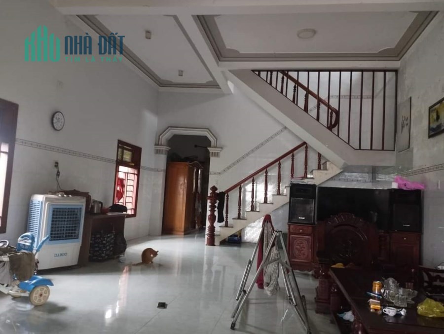 Cần bán gấp ngôi nhà  2 tầng
-Diện tích 115m2 full đất ở 
-Mặt tiền QL1A Ninh Ích, Ninh An thuận tiệ