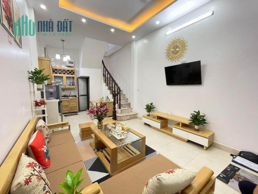 Bán gấp nhà dân xây Lạc Long Quân, 36m, 5 tầng, nhà đẹp ở luôn, giá 5 tỷ.