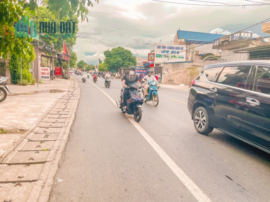 𝐵𝑎́𝑛 𝑙𝑜̂ đ𝑎̂́𝑡 2 𝑚𝑎̣̆𝑡 𝑡𝑖𝑒̂̀𝑛 𝑐𝑜́ 𝑡ℎ𝑒̂̉ 𝑘𝑖𝑛ℎ 𝑑𝑜𝑎𝑛ℎ 𝑛𝑔𝑎𝑦 𝑔𝑎̂̀𝑛