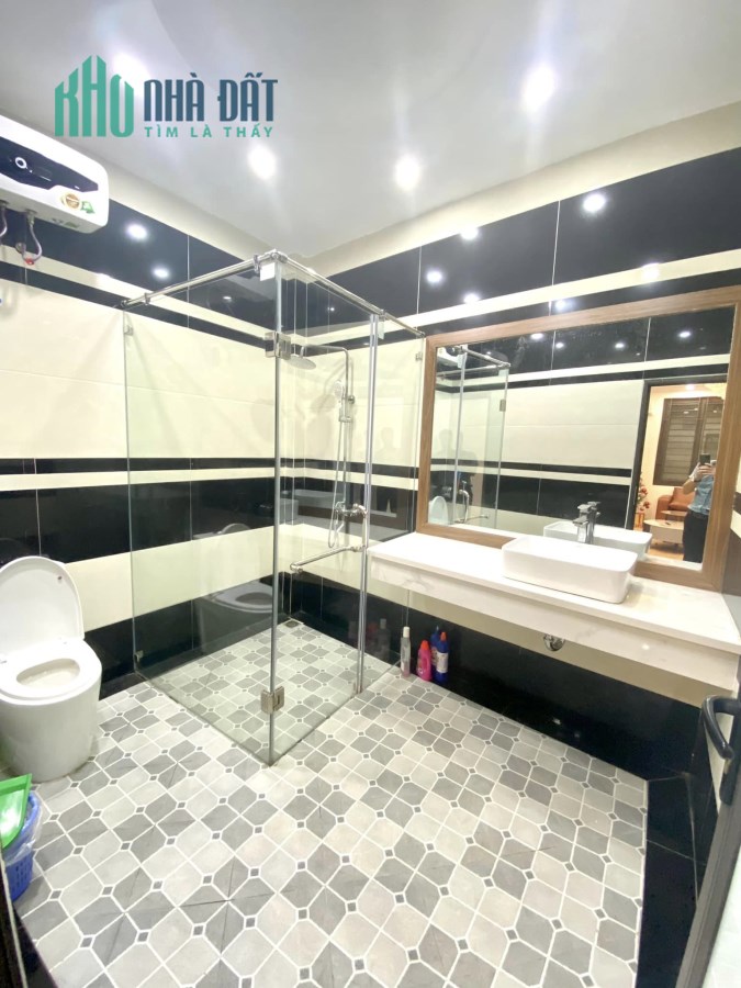 BÁN NHÀ MỠI XÂY BẮC TỪ LIÊM, GARA Ô TÔ, NỘT THẤT CAO CẤP, 42M x 3 TẦNG - 4,05 TỶ