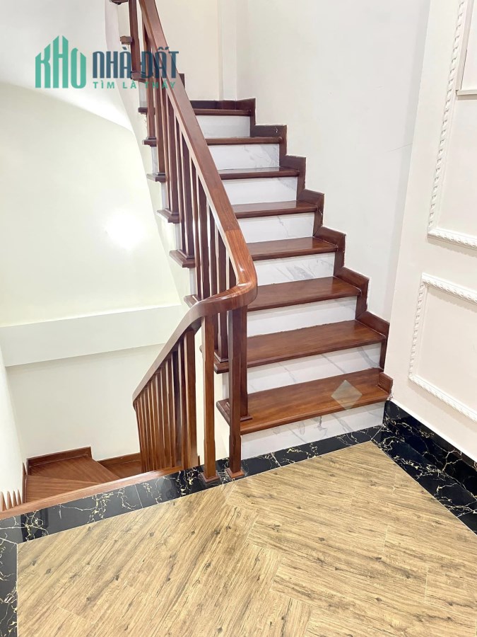 BÁN NHÀ MỠI XÂY BẮC TỪ LIÊM, GARA Ô TÔ, NỘT THẤT CAO CẤP, 42M x 3 TẦNG - 4,05 TỶ