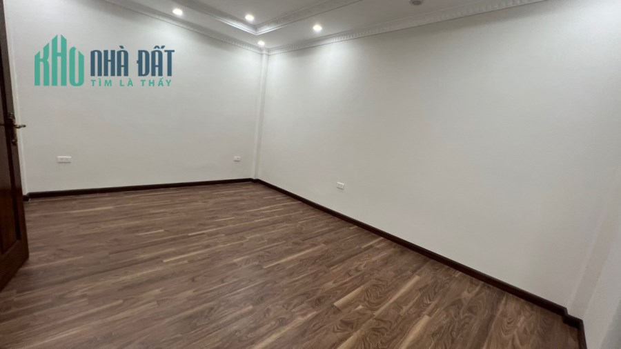 Bán nhà phố Nguyễn Sơn, lô góc, ô tô, 45 m2, 5T, MT 5,5 m, chỉ 5,5 tỷ.