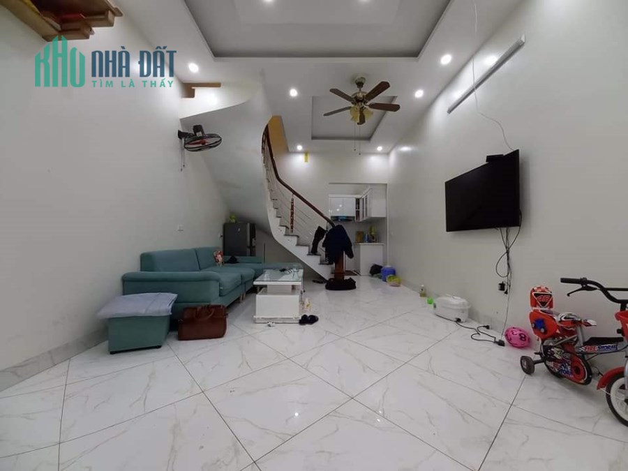 Bán đất Triều Khúc 33m x 2 tầng, sát hồ, ngõ rộng, thông thoáng, giá chỉ 2.75 tỷ