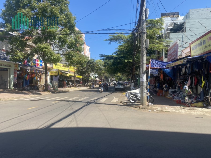 BÁN GẤP CĂN GÓC 2 MẶT TIỀN TRUNG TÂM THÀNH PHỐ GẦN 200m2