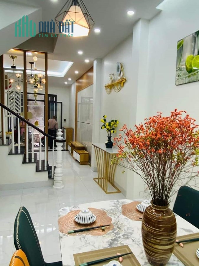 NHÀ ĐẸP XUẤT SẮC-HOÀNG QUỐC VIỆT-42m2-LÔ GÓC 2 THOÁNG-30M RA Ô TÔ-4,6 TỶ