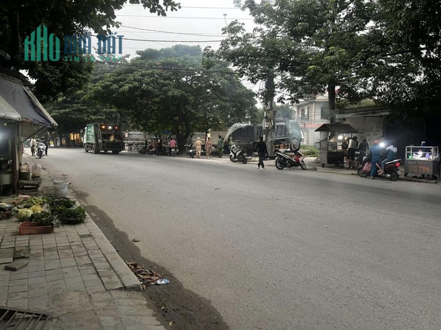 BÁN căn nhà 3 tầng ,đầu ve Ô TÔ ĐỖ CỬA thích hợp KINH DOANH BUÔN BÁN tại phường Đông Vệ