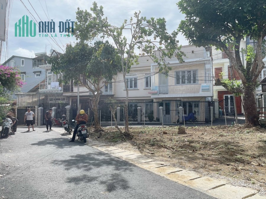 Chính chủ cần bán nhanh lô đất 2 mặt tiền sổ riêng xây dựng ở Yersin Phường 10, TP. Đà Lạt, giá 7,6