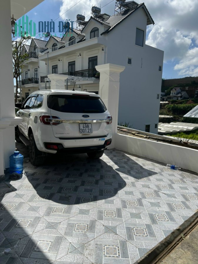 Siêu phẩm Biệt Thự 3 tầng 2 mặt tiền mới xây xong tại khu Villa Nam Hồ ,Phường 11, TP Đà Lạt, giá