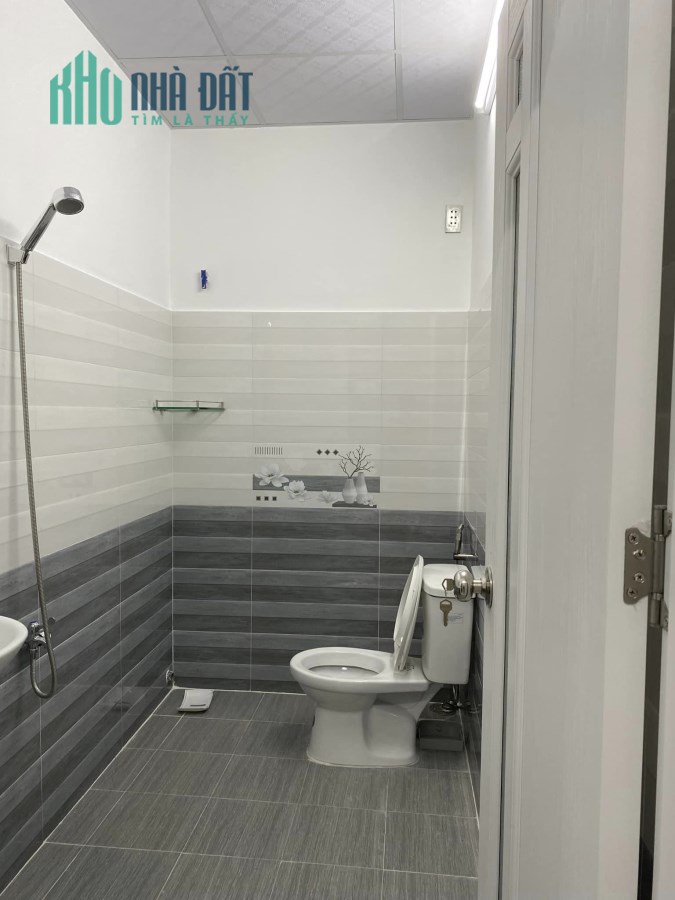 NHÀ ĐẸP HẺM LỚN 5M , TẶNG FULL NỘI THẤT, TRUNG TÂM Q7
DT : 4 X17,8 .