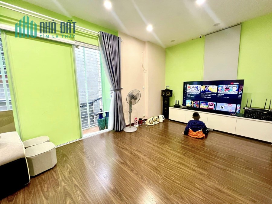 PHỐ VIP HÀO NAM, LÔ GÓC NHÀ ĐẸP LUNG LINH, NGÕ Ô TÔ TRÁNH 40m2_4 tầng_5,5 tỷ