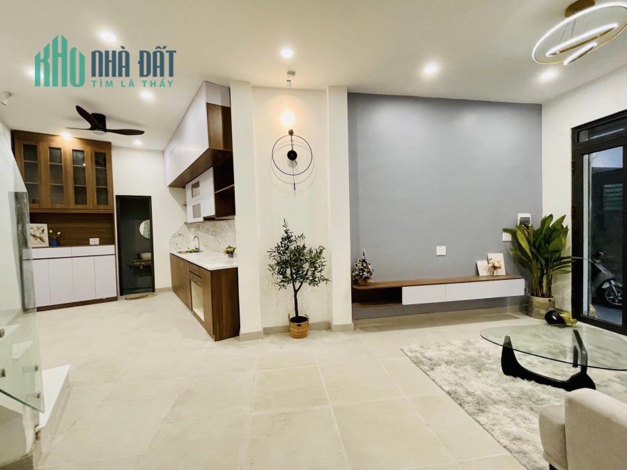 Nhà đẹp ngõ 141 Trích Sài  Quận Tây Hồ ở ngay 46m x 4 tầng,4 ngủ khép kín Sát Hồ Tầy Giá chỉ 6,25 tỷ