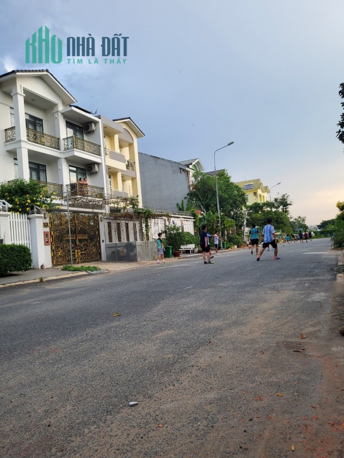 Bán Biệt thự nghĩ dưỡng view sông Đặng Thùy Trâm Bình Thạnh tặng hồ cá KOI 200m2 ngang 10m 4 tầng