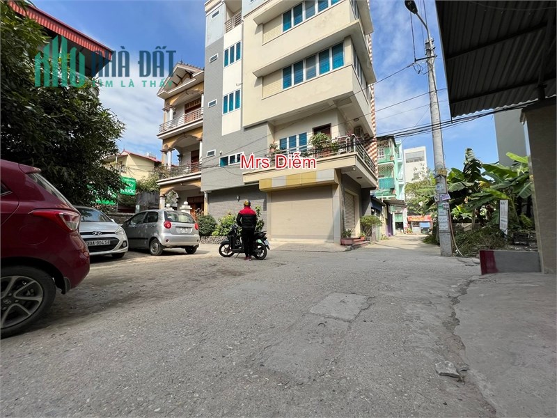 Nhỉnh 5 tỷ, Mrs Diễm cần bán nhà 3 tâng gỗ quý ngay tại khu trung tâm chợ Kim, Đông ANh