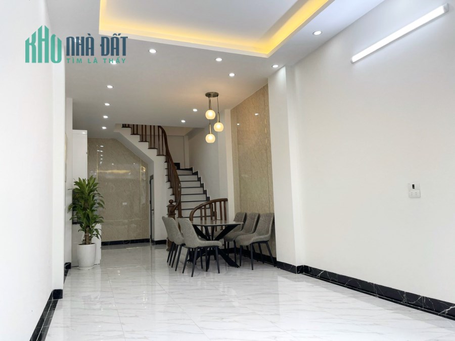 Chính chủ nhờ bán nhà Nguyễn văn cừ, Ngọc Lâm, Long Biên , HN 
Diện tích 32m2 x 5 tầng