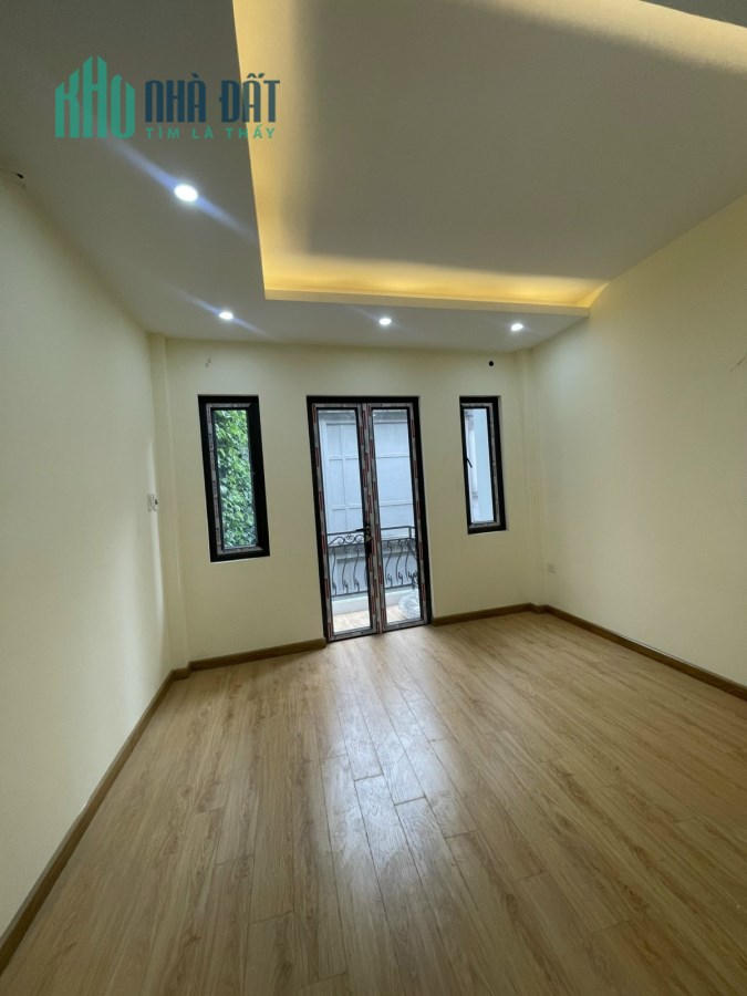 Bất gấp Nhà đường Láng  gần ÔTô 82m*4 Tầng MT 4,5m giá chỉ 5,75 tỷ.
