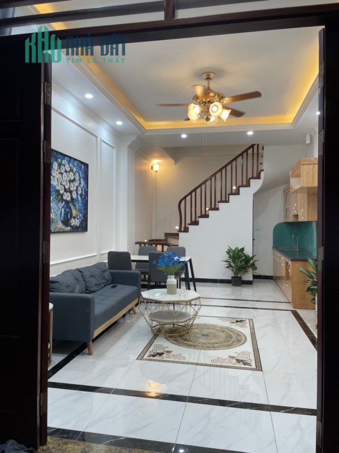 Bán nhà 5 tầng mới phố Ngọc Lâm, Long Biên.  Oto đỗ cổng, sân riêng rộng rãi, ngõ thông ở luôn. 4 tỷ