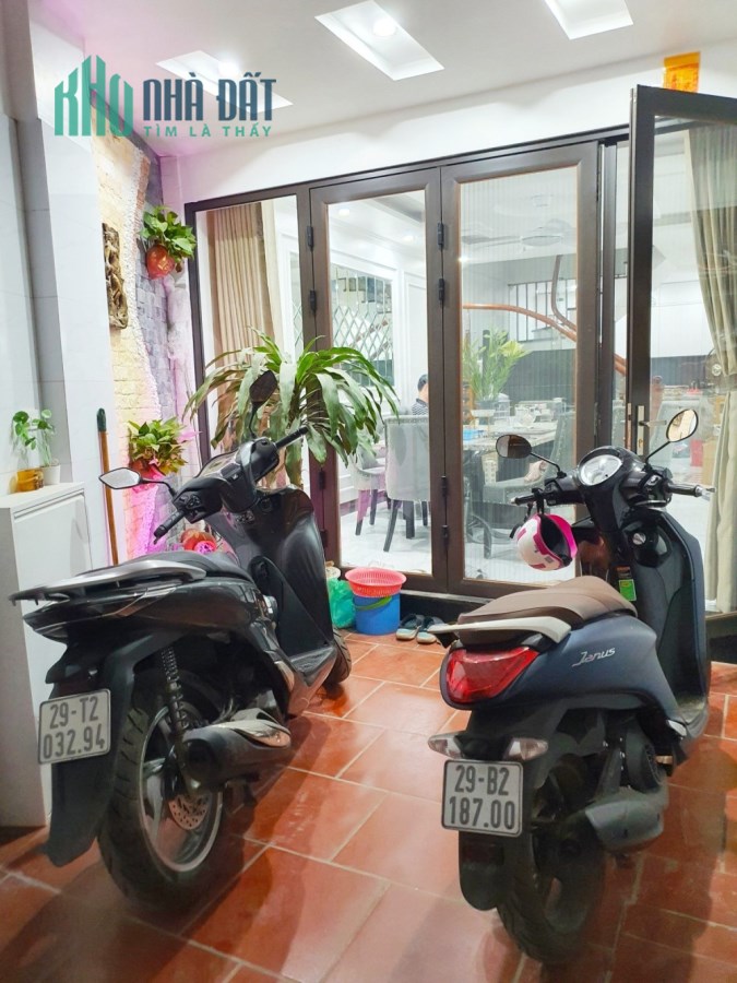 KHÁCH SẠN, bán nhà Nhân Hòa, SÁT PHỐ, ở luôn, nội thất VIP, 50m2*6T giá 6tỷ.