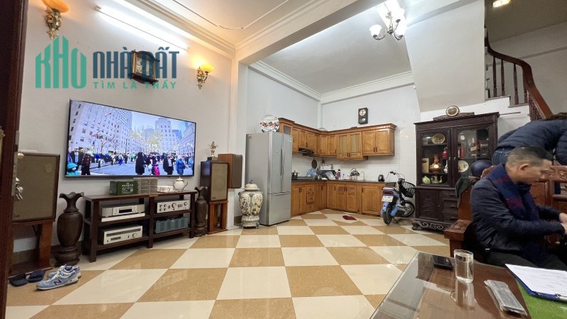 Bán nhà Nguyễn Văn Trỗi, SÁT PHỐ, ở luôn, nội thất VIP, 38m2*6T giá 3.4tỷ.