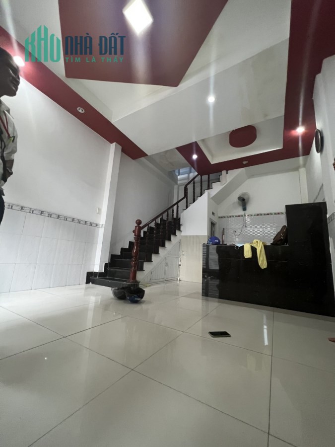 Chỉ nhỉnh 4 tỷ. Nhà 3 tầng. Gồm 3PN. Đang cho thuê 12tr/th. Ngay CMT8.