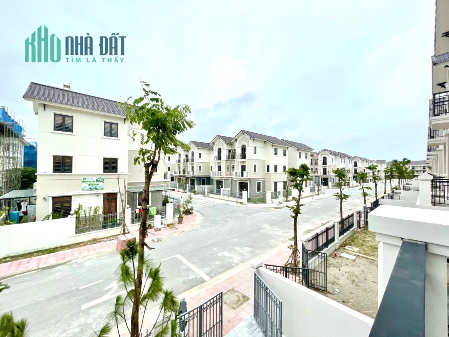 Biệt thự dành cho đại gia, 216m2 nhà 3 tầng view công viên, đẹp lung linh luôn