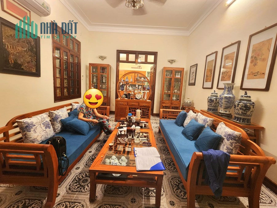 Bán Biệt thự sân vườn Lạc Long Quân, Tây Hồ,  nhà đẹp ở luôn, DT 260m, 3 T , MT 12m, giá  25.5 tỷ.