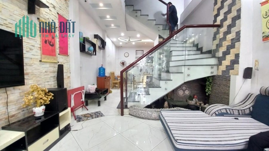 Bán nhà Ngô Gia Tự Dt 47m, nhà 4 Tầng, Giá hơn 5 tỷ.