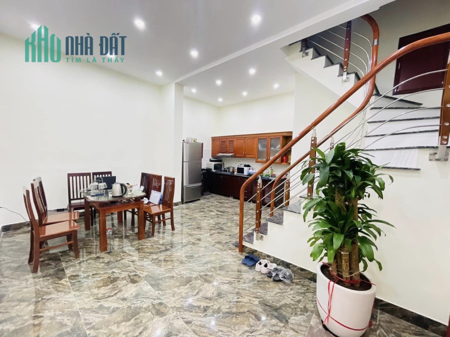 Bán nhà đường Xuân Phương, Nam Từ Liêm, 100m2, 3 tầng, Mt 10m, giá 6.1 tỷ