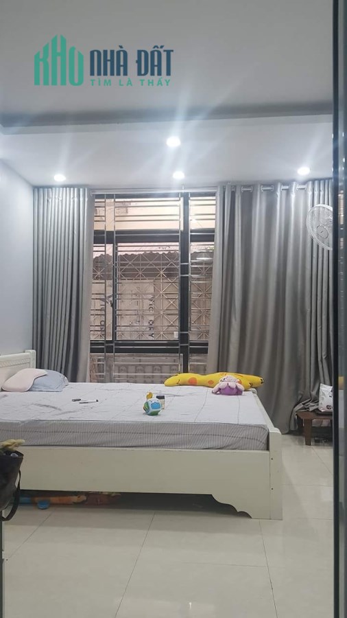Bán nhà  Văn Cao, Ba Đình, 2 mặt thoáng, 50m, giá 6 tỷ 2.