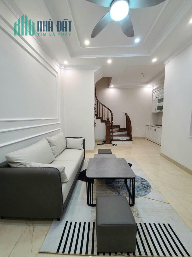 Bán nhà Nguyễn Văn Cừ, Dt 33m, nhà 5 Tầng, Mt 4,5m, giá 4 tỷ.