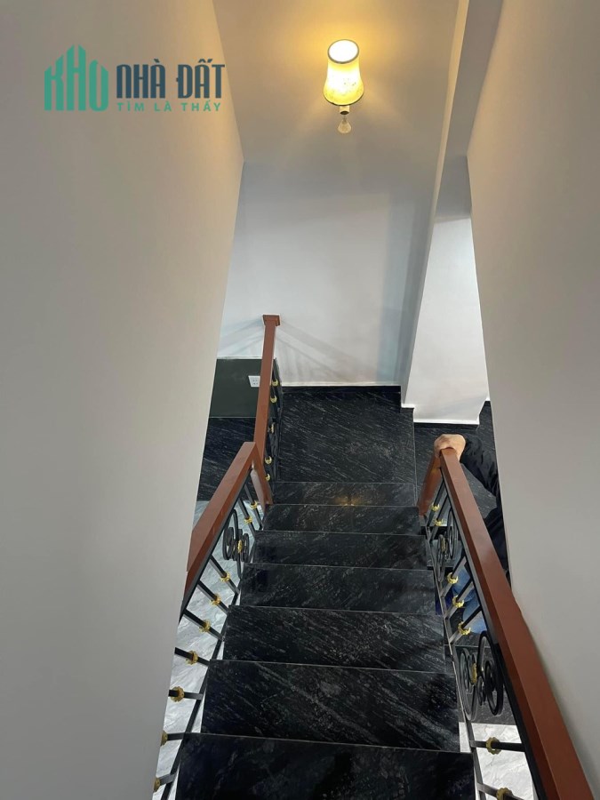 BÁN NHÀ ĐẸP Ở NGAY LÔ GÓC 2MT HUỲNH TẤN PHÁT TÂN PHÚ QUẬN 7. DT 4x10. NHỈNH 3 TỶ. SHR-BTCT