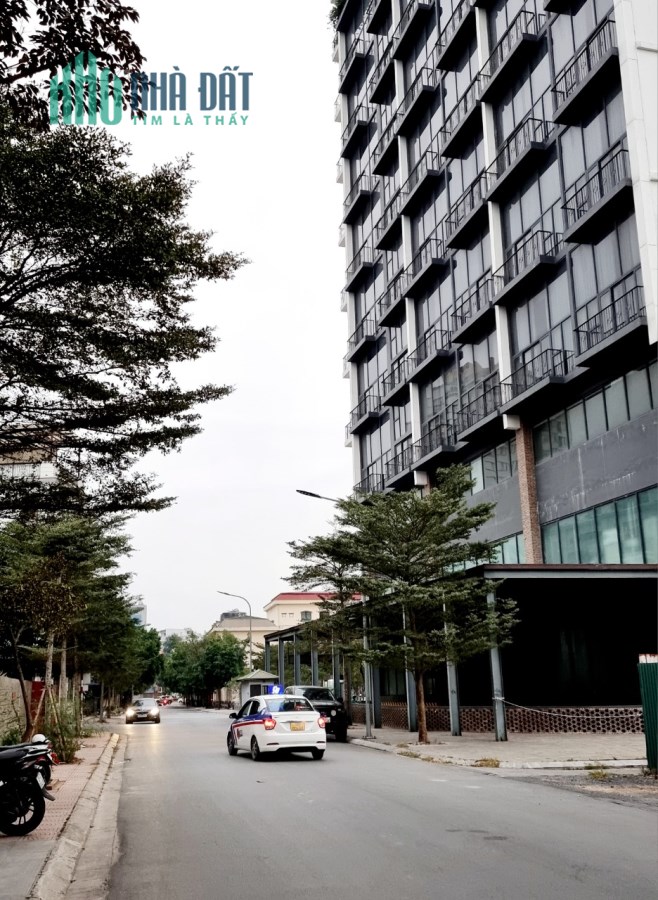 Cần bán Căn hộ tòa Pent Studio, Dt75m2, View Hồ Tây, Cầu Nhật Tân, HĐT 1000 USD/ tháng.