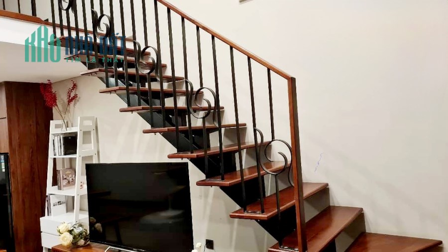 Cần bán Căn hộ tòa Pent Studio, Dt75m2, View Hồ Tây, Cầu Nhật Tân, HĐT 1000 USD/ tháng.