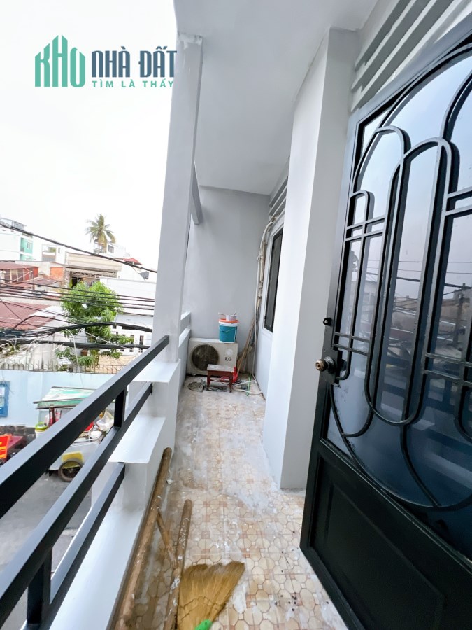 Mặt tiền kinh doanh 2 mặt Hẻm xe hơi Dt 40 m2 Nguyễn Khoái  Q4 có 125 triệu hơn m