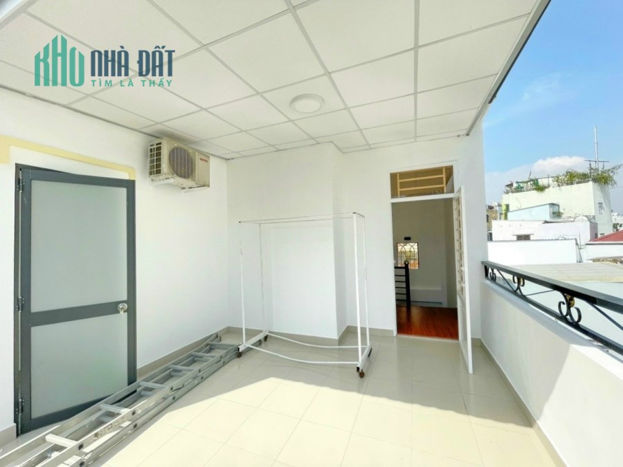Nhà ngộp giảm sâu, Quận 7 -  3 tầng - 50m2(5x10) -  chỉ 4.8 tỷ -  đối diện ĐH Tài Chính Marketing-