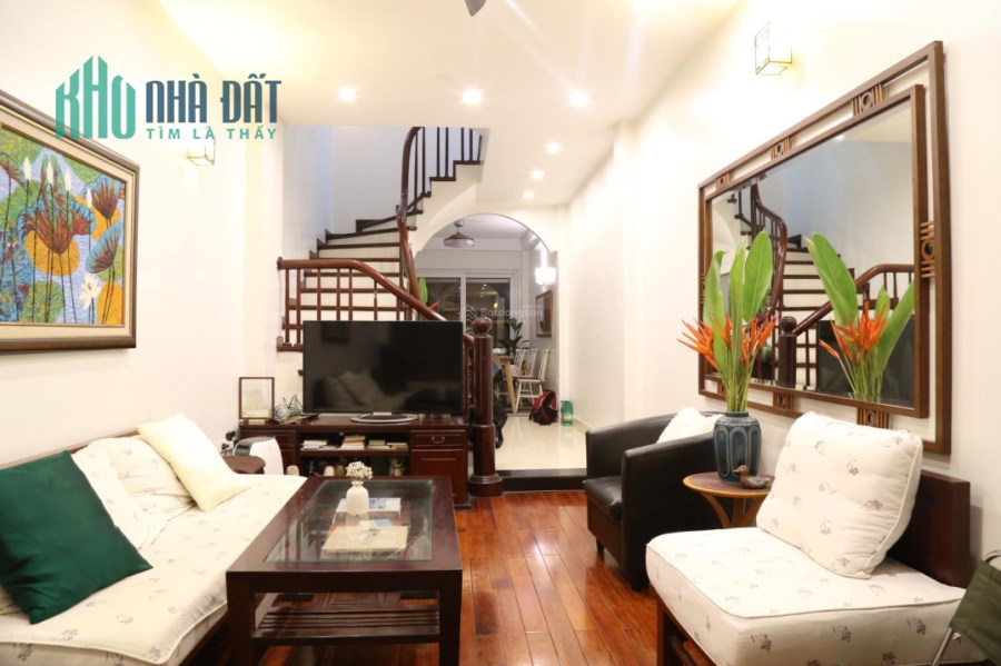 Chính chủ bán nhà 4 tầng quận Tây Hồ, DT 52.5m2, gần Hồ Tây, thiết kế đẹp, nội thất cao cấp