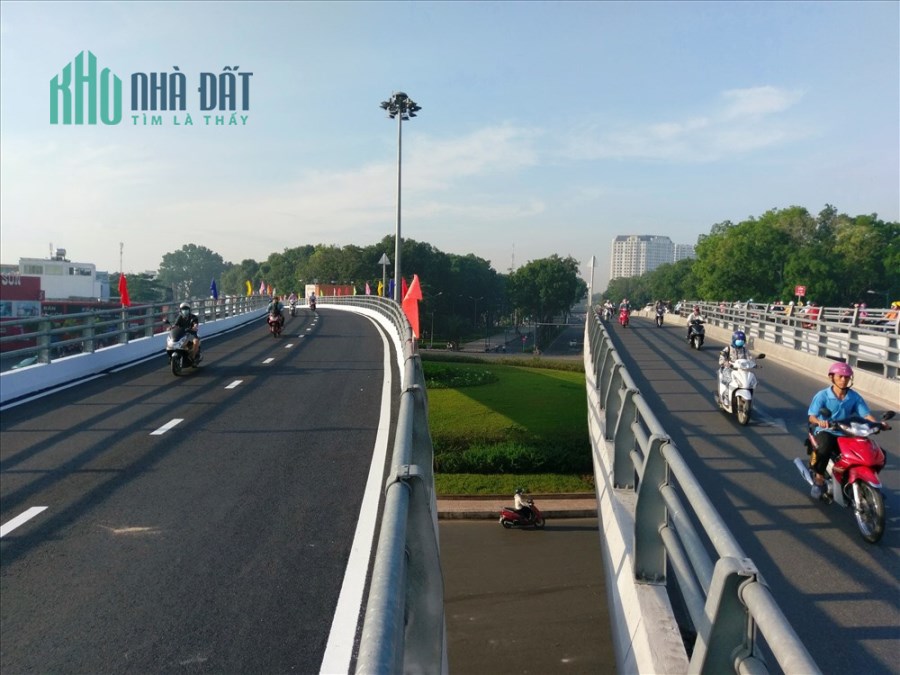 Nhà MTKD ngay sân bay, 95m2, ngang to 4.2m, 4 lầu Nguyễn Văn Công, tiềm năng, 18 tỷ.