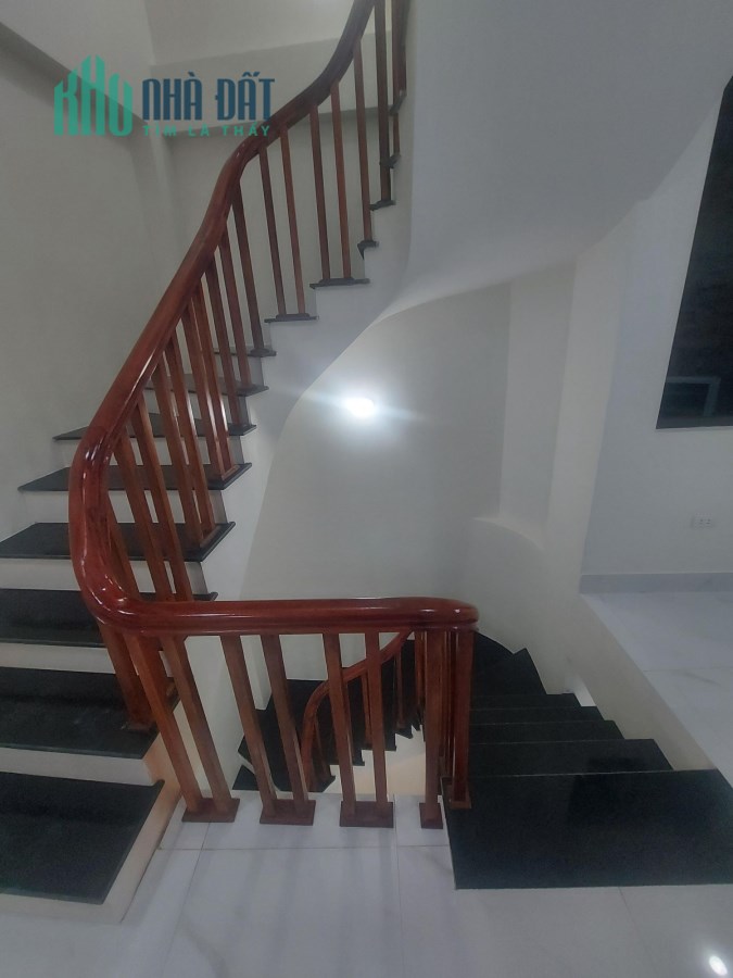 Bán gấp nhà Đê La Thành Đống Đa DT 50m2 5 Tầng MT 5m giá chỉ 4.85 tỷ.