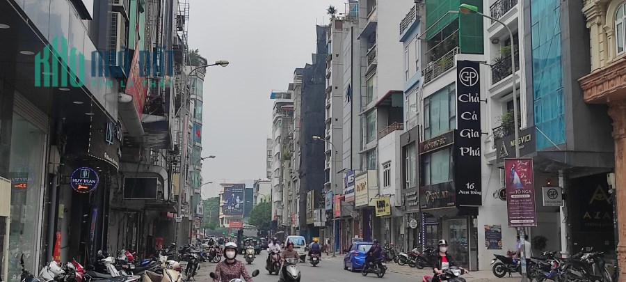 Cần bán gấp nhà mặt phố Nam Đồng, cách Xã Đàn vài chục mét, 70m2, 5 tầng, lô góc, vỉa hè rộng,