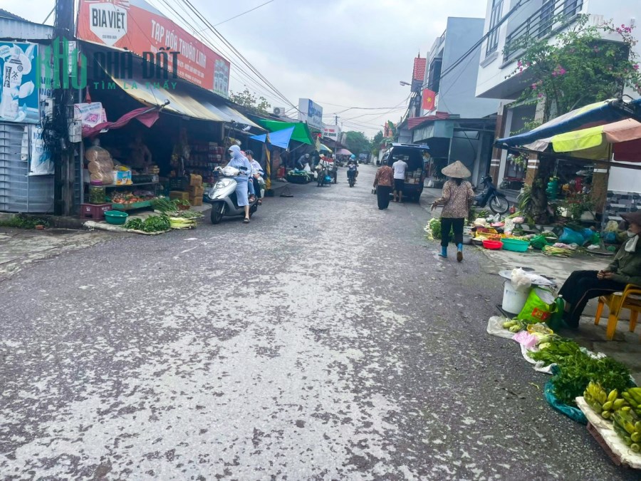 Kế bên là trung tâm thương mại mua sắm, khu vui chơi giải trí.Gần trung tâm chăm sóc sức khoẻ.vvv.