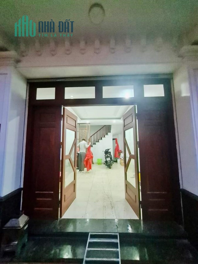 Nhà đẹp phố Lạc Long Quân vị trí Vip, sát mặt ngõ thông