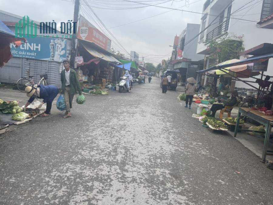Cách khoảng 200 trường học, chợ, trung tâm hành chính, ngân hàng, vvv.