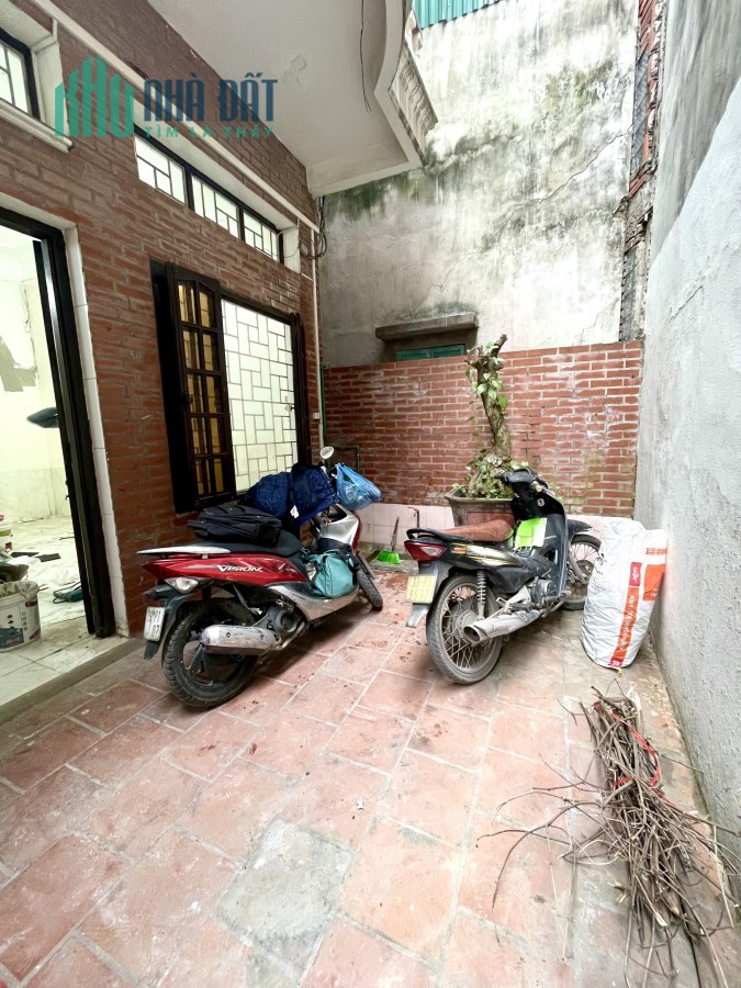 Bán nhà Trần Khát Chân- Ba bước ra hồ- 50M ra ô tô tránh- Nhà có sân- Yên tĩnh- An sinh đỉnh
